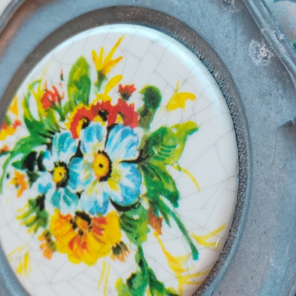 ⚜️ Vintage  Pewter Floral w/Patina & Crackle Plate Wall Hanger Miniature  4"